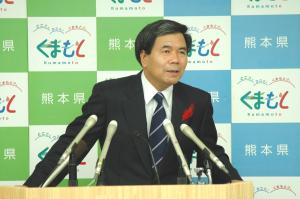 記者からの質問に答える蒲島知事の写真