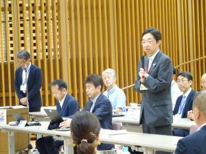 開会においてあいさつを述べる木村知事