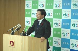 記者からの質問に答える蒲島知事の写真