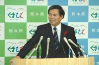 記者からの質問に答える蒲島知事の写真