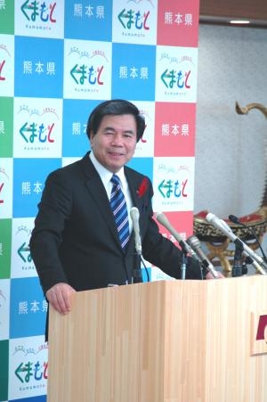 コメントする蒲島知事の写真