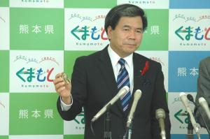 記者からの質問に答える蒲島知事の写真