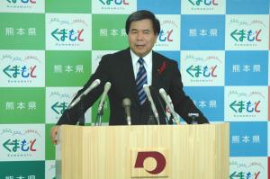 記者からの質問に答える蒲島知事の写真