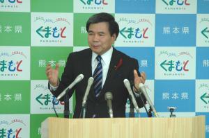 記者からの質問に答える蒲島知事の写真