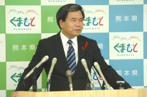 記者からの質問に答える蒲島知事の写真