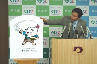コメントする蒲島知事の写真