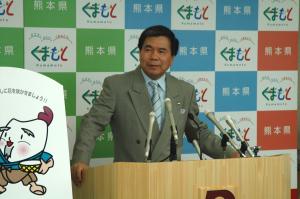 記者からの質問に答える蒲島知事の写真