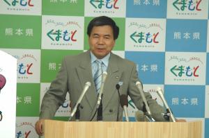 記者からの質問に答える蒲島知事の写真