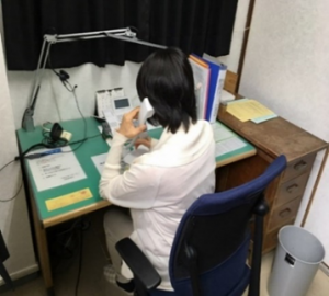いのちの電話相談の様子