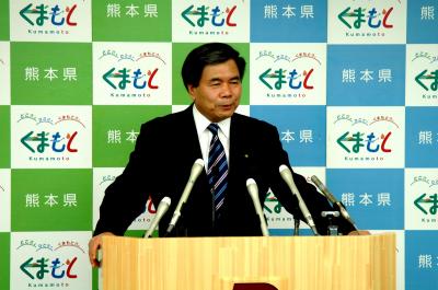 コメントする蒲島知事の写真