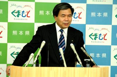 コメントする蒲島知事の写真