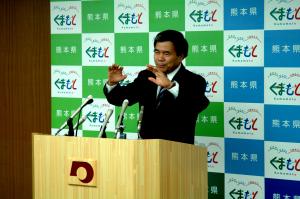 記者からの質問に答える蒲島知事の写真