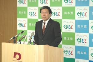 コメントする蒲島知事の写真
