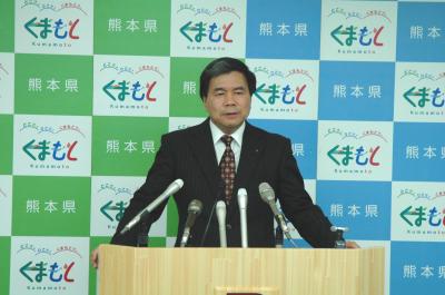 コメントする蒲島知事の写真