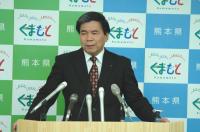 記者からの質問に答える蒲島知事の写真