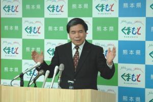 記者からの質問に答える蒲島知事の写真