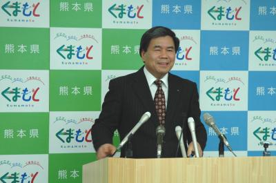 記者からの質問に答える蒲島知事の写真
