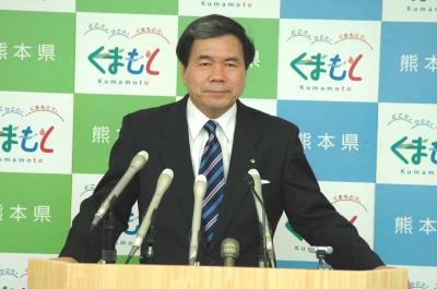コメントする蒲島知事の写真