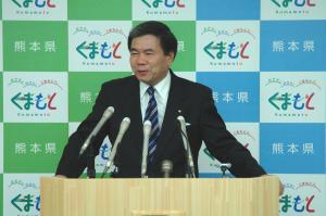 記者からの質問に答える蒲島知事の写真