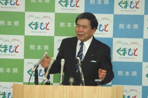 記者からの質問に答える蒲島知事の写真