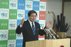 記者からの質問に答える蒲島知事の写真