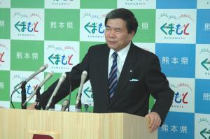 記者からの質問に答える蒲島知事の写真