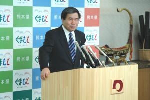 記者からの質問に答える蒲島知事の写真