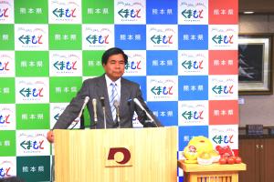 コメントする蒲島知事の写真