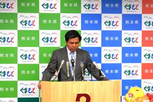 コメントする蒲島知事の写真