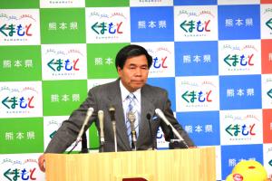 記者からの質問に答える蒲島知事の写真