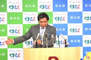 記者からの質問に答える蒲島知事の写真
