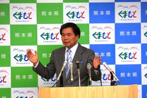 記者からの質問に答える蒲島知事の写真
