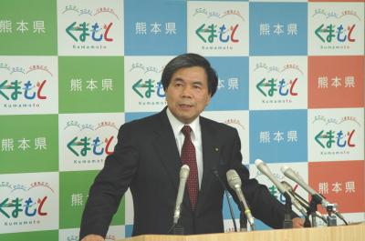 コメントする蒲島知事の写真