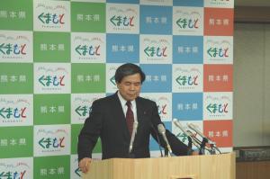記者からの質問に答える蒲島知事の写真