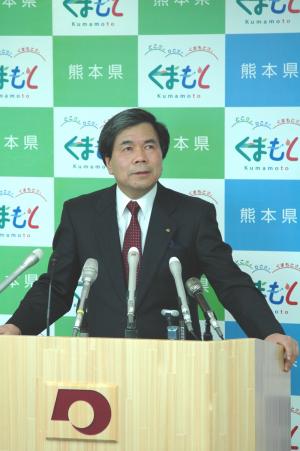 記者からの質問に答える蒲島知事の写真
