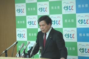 記者からの質問に答える蒲島知事の写真