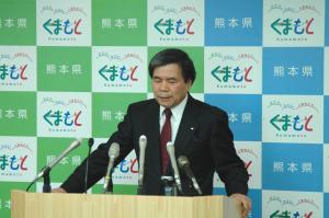 記者からの質問に答える蒲島知事の写真