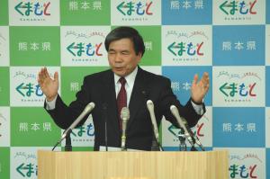 記者からの質問に答える蒲島知事の写真