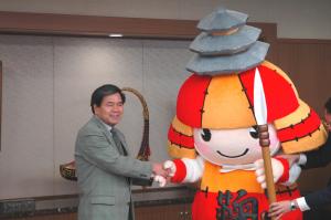 「ころう君」と握手をする蒲島知事の写真