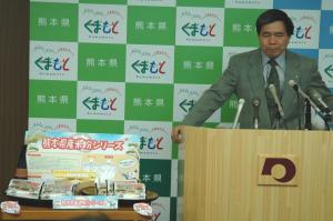 コメントする蒲島知事の写真