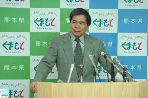 記者からの質問に答える蒲島知事の写真