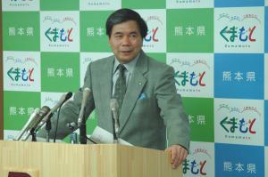 記者からの質問に答える蒲島知事の写真