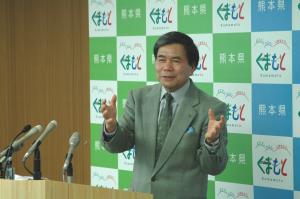 記者からの質問に答える蒲島知事の写真