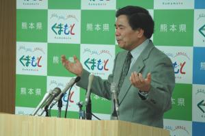 記者からの質問に答える蒲島知事の写真