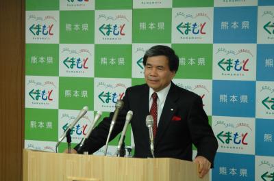 コメントする蒲島知事の写真