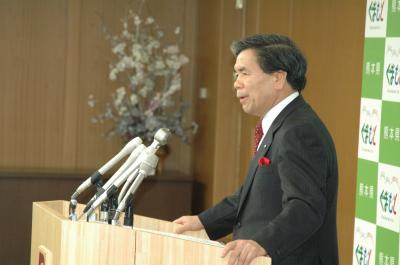 記者からの質問に答える蒲島知事の写真