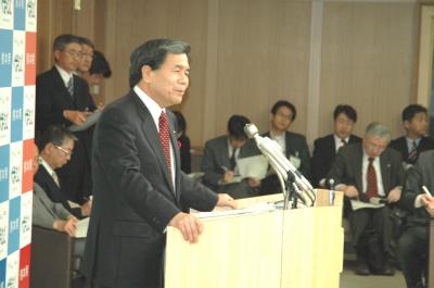 記者からの質問に答える蒲島知事の写真