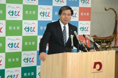 コメントする蒲島知事の写真