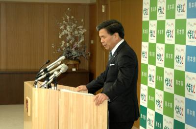 コメントする蒲島知事の写真