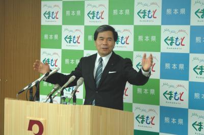 記者からの質問に答える蒲島知事の写真